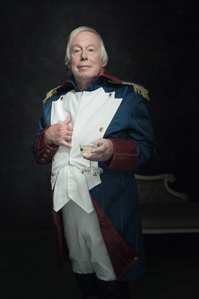 Официальный портрет старшего человека
