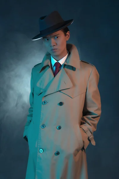 Ásia gangster moda homem no raincoat . — Fotografia de Stock