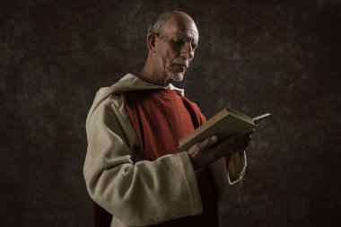 Manastır okuma kitabı resmi portresi.