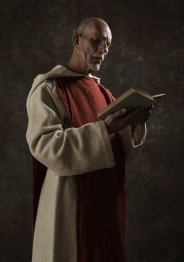 Manastır okuma kitabı resmi portresi.