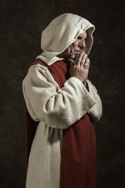 Bir manastır dua yan görünüm portre