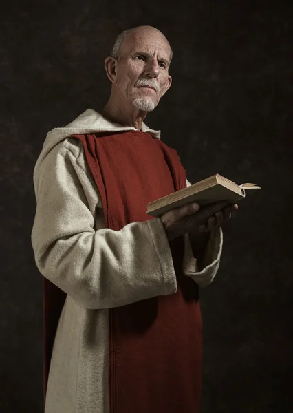 Offizielles Porträt des Mönchs mit Buch. — Stockfoto