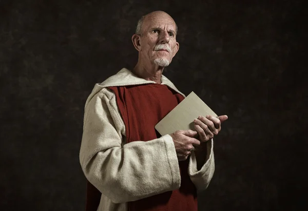 本を保持している修道士の公式肖像画. — ストック写真