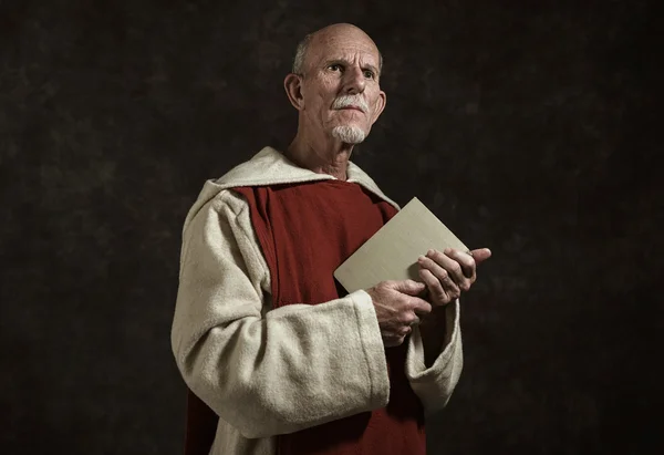 Officiële portret van monnik houden boek. — Stockfoto