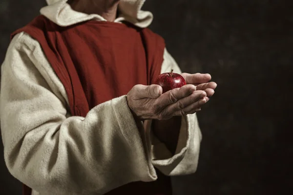 Крупный план монашеских рук — стоковое фото
