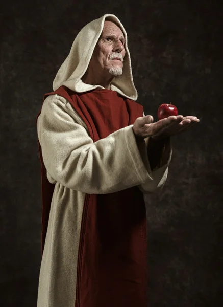 Retrato oficial de monje sosteniendo manzana . — Foto de Stock