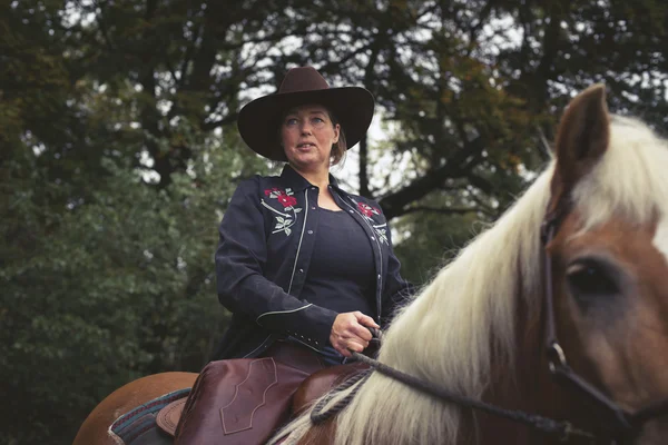 Häst ridning cowgirl — Stockfoto