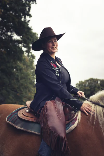 Lachende cowgirl op paard — Stockfoto