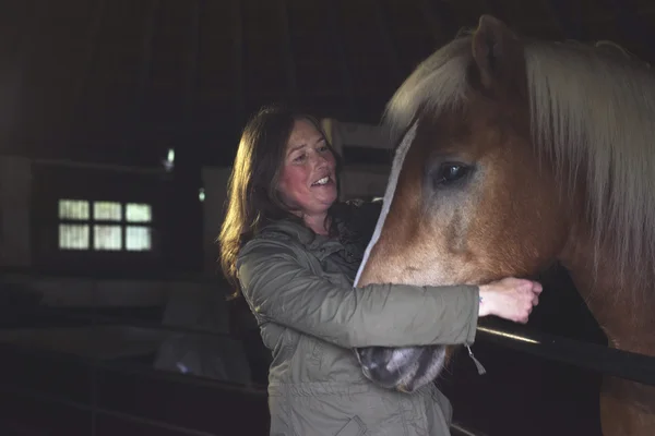 그녀의 말을 포옹 하는 행복 한 여자 — 스톡 사진