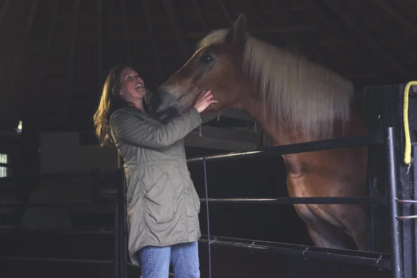 Šťastná žena objímala svého koně — Stock fotografie