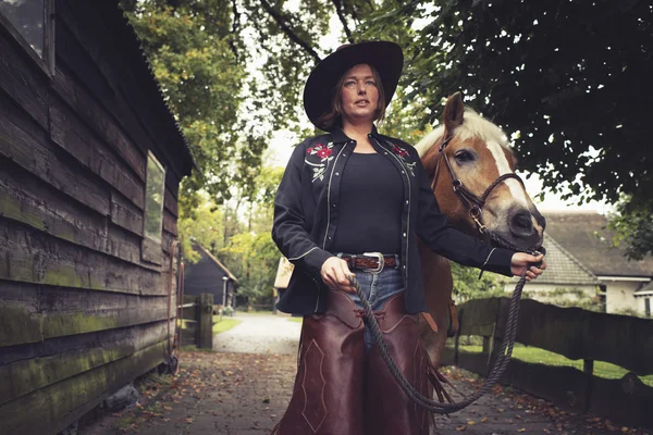 말과 함께 산책 하는 여자 — 스톡 사진