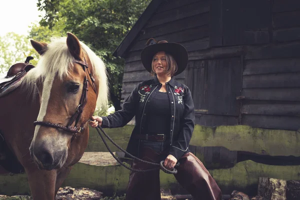 Žena oblečená v západním stylu — Stock fotografie