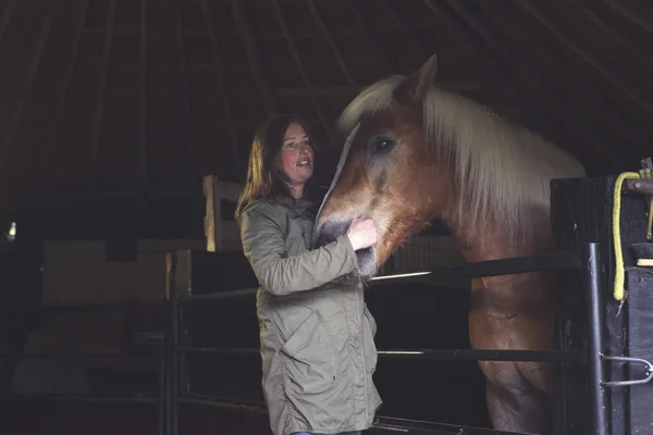 Gelukkige vrouw knuffelen haar paard — Stockfoto