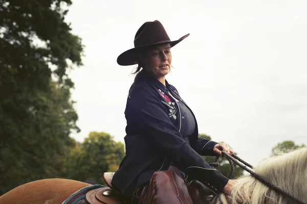 Cowgirl-Paardrijden. — Stockfoto