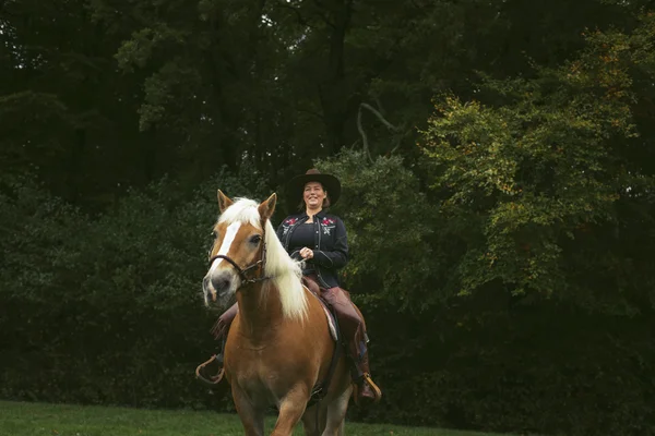 Femme souriante avec chapeau cheval — Photo