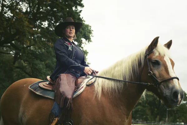 Koně jezdecké cowgirl — Stock fotografie
