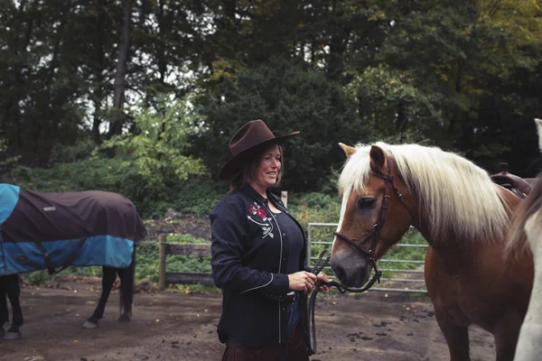 Lachende vrouw in westerse stijl — Stockfoto