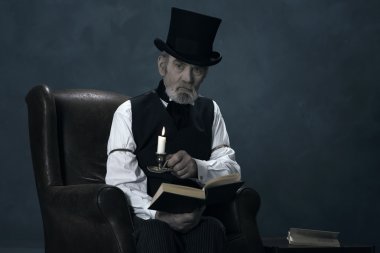 Dickens Scrooge adam oturma