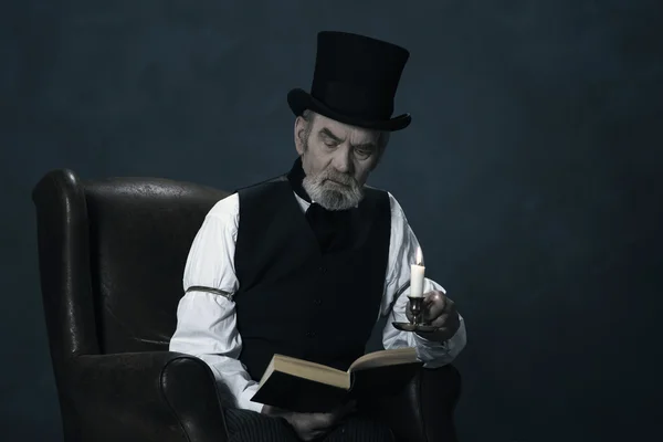 Dickens Scrooge Man sitter — Stockfoto