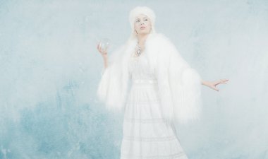 Kar kraliçesi Holding cam Küre.