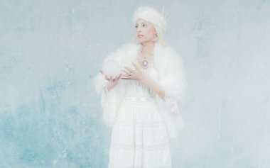 Kar kraliçesi Holding kar topu.