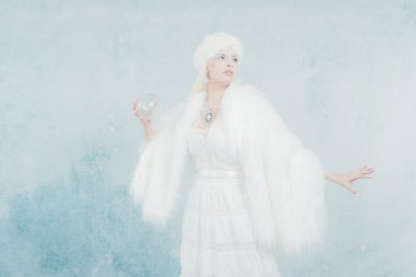 Kar kraliçesi Holding cam Küre.