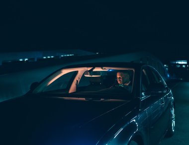 Arabada genç işadamı