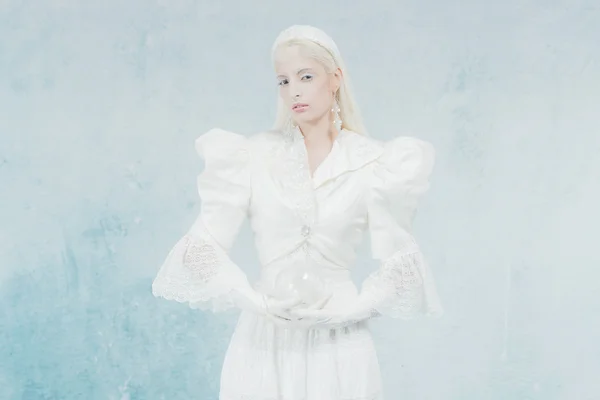 穿白色连衣裙的雪公主 — 图库照片