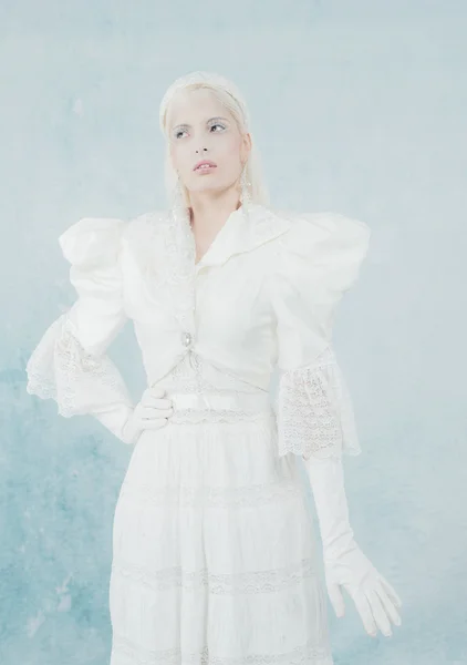 Snow Princess w białej sukni — Zdjęcie stockowe