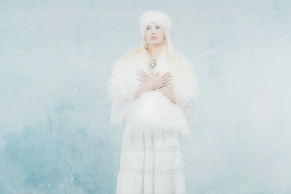 Schneekönigin-Mode in Weiß — Stockfoto