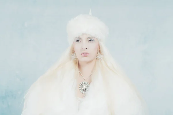 Мода на снежную королеву в белом — стоковое фото