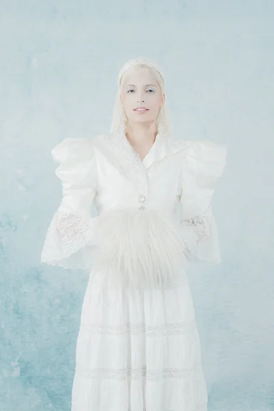 Princesa de nieve en vestido blanco —  Fotos de Stock
