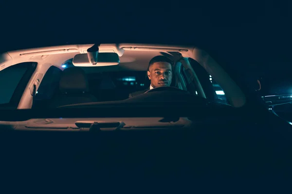 Homem hispânico dirigindo carro à noite . — Fotografia de Stock