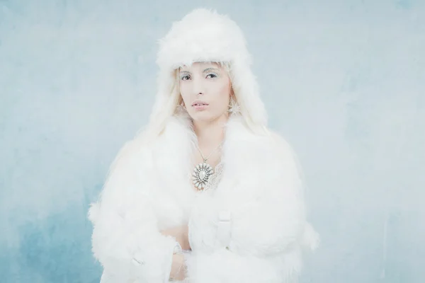 Regina della neve che indossa vestiti di pelliccia — Foto Stock