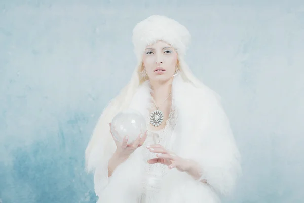 Regina della neve tenendo sfera di vetro . — Foto Stock
