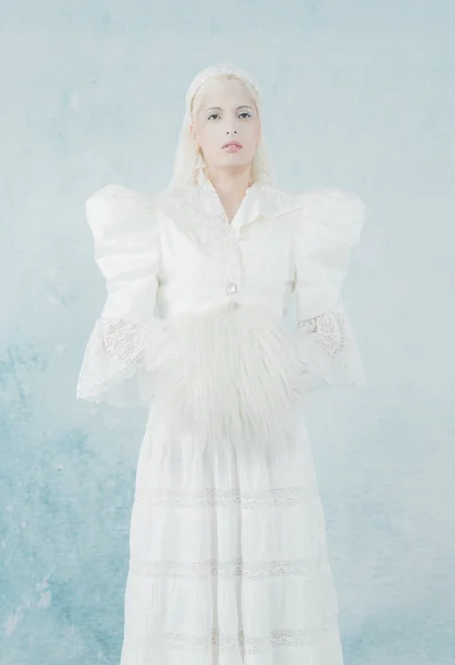 穿白色连衣裙的雪公主 — 图库照片