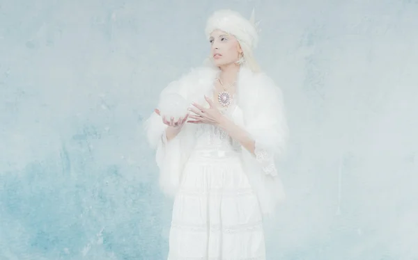 Reina de la nieve sosteniendo bola de nieve . — Foto de Stock