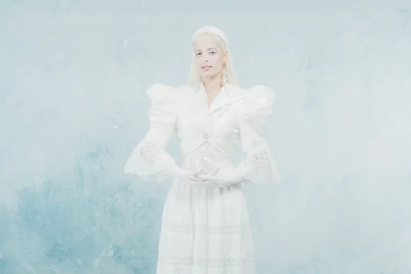 Princesa de nieve en vestido blanco — Foto de Stock