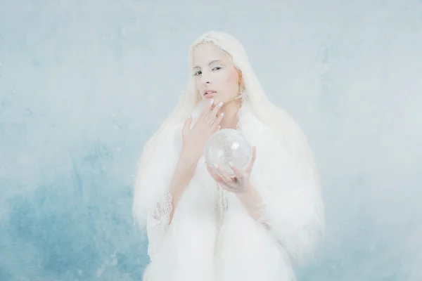 Regina della neve con lunghi capelli bianchi — Foto Stock