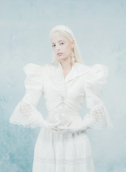 Princesa de neve em vestido branco — Fotografia de Stock