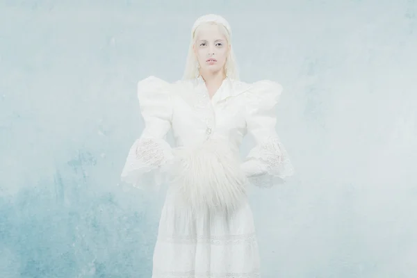 Princesa de nieve en vestido blanco —  Fotos de Stock