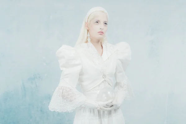 Princesa de neve em vestido branco — Fotografia de Stock