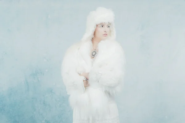 Sněhová královna na sobě bílé oblečení — Stock fotografie