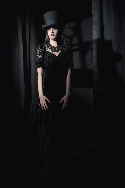 Donkere mysterieuze heks mode vrouw. — Stockfoto