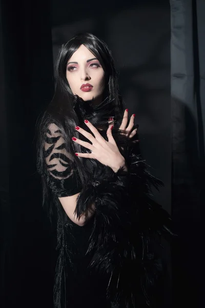 Μόδα γυναίκα σκοτεινή και μυστηριώδης μάγισσα. — Φωτογραφία Αρχείου