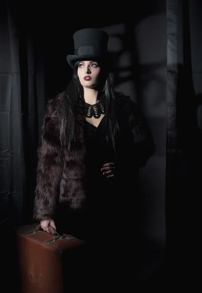 Темна таємнича жінка моди відьми . — стокове фото