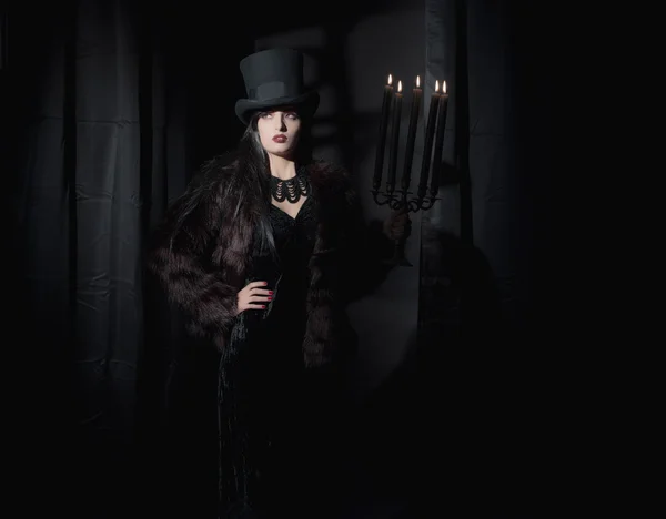 Μόδα γυναίκα σκοτεινή και μυστηριώδης μάγισσα. — Φωτογραφία Αρχείου
