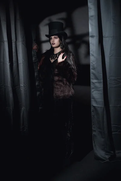 Dunkle geheimnisvolle Hexe Mode Frau. — Stockfoto