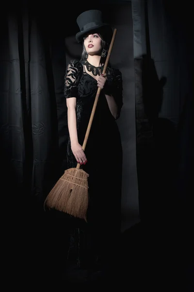 Bruja misteriosa oscura moda mujer . — Foto de Stock