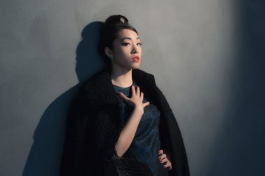 Şık şık Asyalı kadın